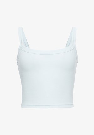 Jasnoniebieski prążkowany crop top z kwadratowym dekoltem i cienkimi ramiączkami. Gładka faktura, dopasowany krój, bez widocznych ozdób czy wzorów.