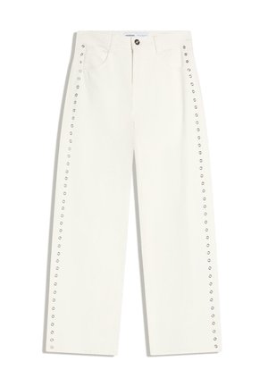 Hvide bukser med lige ben og sølvfarvede slidsehuller langs yder- sømmene, forlommer og knaplukning i taljen.