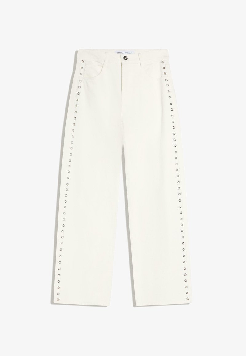 Biele nohavice s priamym strihom, so striebornými očkami pozdĺž vonkajších švov, prednými vreckami a zapínaním na gombíky v páse.