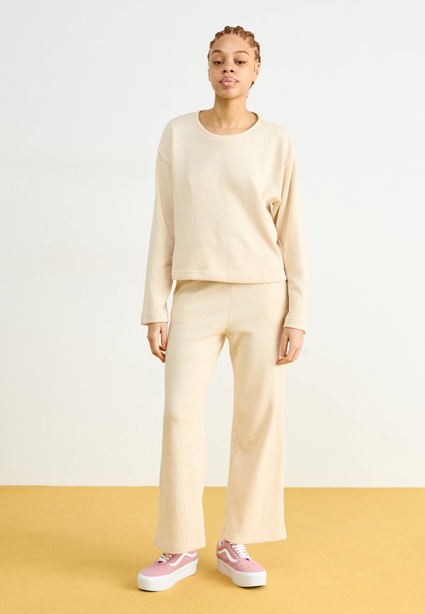 STAY  - Jumper - parchment2