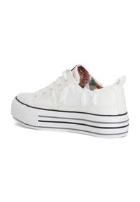 Sneaker bianco in tela con superiore testurizzato, fodera floreale e una suola in gomma spessa e rigata. Presenta sei fori per i lacci e una punta arrotondata.