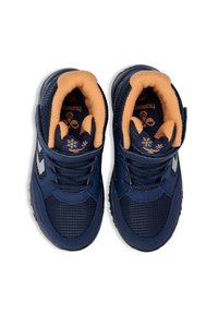 Zapatillas de color azul marino con tejido texturizado, forro de lana de naranja y tira de Velcro. Presenta detalles en blanco y una plantilla con un diseño.