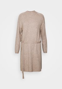 Robe tricotée beige avec des manches longues, encolure et poignets côtelés, taille ceinturée et silhouette droite. Texture douce, sans motifs visibles.