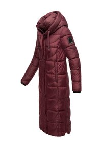 Lange bordeauxrode pufferjas met een hoge kraag, ritsluiting, voorzakken en elastische manchetten. Gequilt textuur en capuchon met trekkoord.