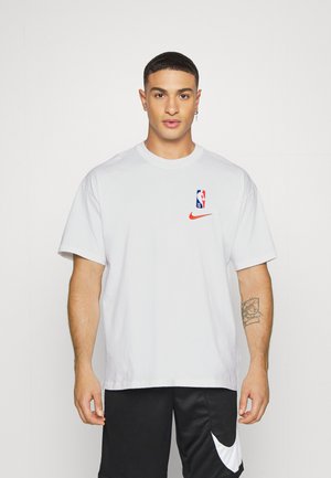 NBA TEAM COURTSIDE TEE - T-shirt con stampa - white