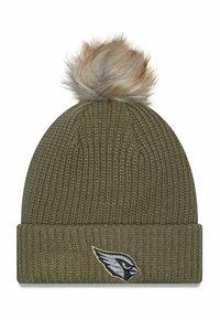 Grüne gestrickte Mütze mit geripptem Muster, ausgestattet mit einem Kunstpelz-Pompom oben und einem gestickten Vogel-Logo auf der Vorderseite.