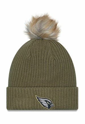 Cappello a berretto lavorato a maglia verde con una texture a coste, dotato di un pom-pom in pelliccia sintetica sulla parte superiore e un logo di uccello ricamato sul fronte.