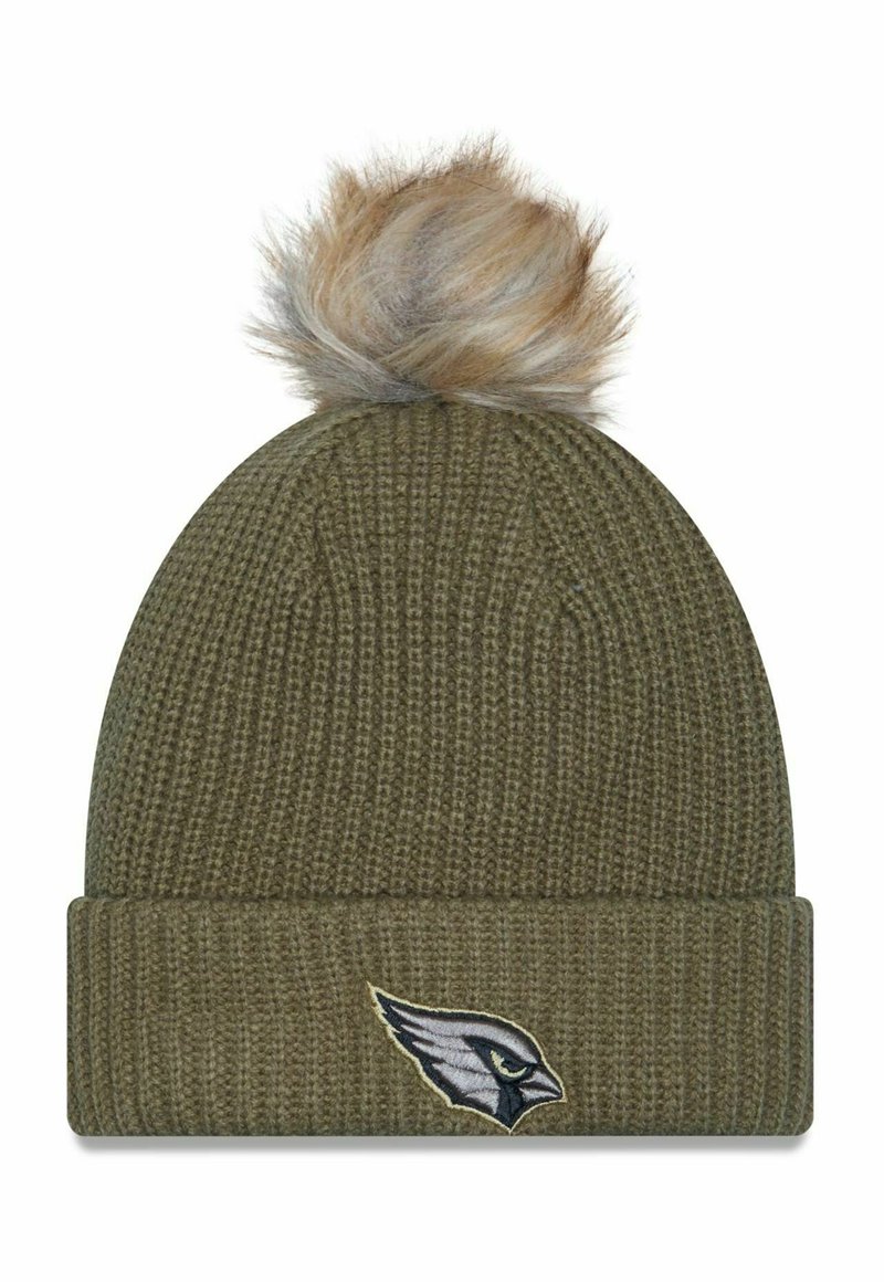 Grüne gestrickte Mütze mit geripptem Muster, ausgestattet mit einem Kunstpelz-Pompom oben und einem gestickten Vogel-Logo auf der Vorderseite.