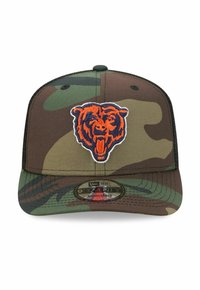 Verstellbare Camouflage-Kappe mit gesticktem Bärenlogo in Orange und Blau, mit strukturiertem Oberteil und gebogenem Schirm.