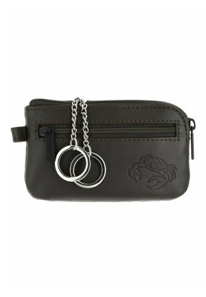 Pochette porte-clés en cuir marron foncé avec deux anneaux argentés attachés par des chaînes et un petit motif de crabe embossé à l'avant.