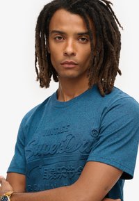 Superdry & Co EMBOSSED GRAPHIC - T-shirts print - charred teal grit