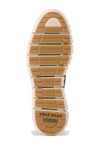 Podešev boty se segmentovaným designem; světle hnědá guma a bílé akcenty. Obsahuje drážky a značku "Cole Haan GRAND 360." Texturováno pro lepší úchop.