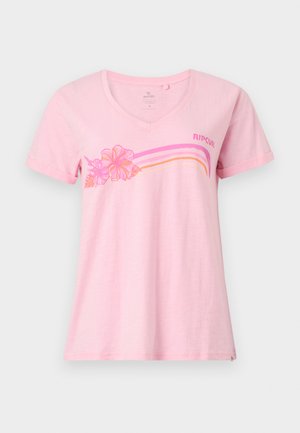 Jasnoróżowy T-shirt z dekoltem w serek i krótkimi rękawami, z kwiatowym wzorem i wielokolorowymi paskami na wysokości klatki piersiowej oraz logo "Rip Curl" po prawej stronie.