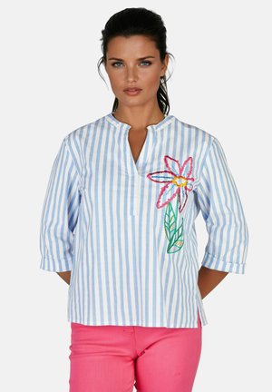 Blauw-wit gestreepte blouse met V-hals, voorzien van kleurrijke bloemrijke borduursels en driekwart mouwen.