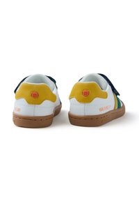 Baskets en cuir blanc avec des accents jaunes et verts, semelle en caoutchouc marron, bandes auto-agrippantes et "HAVE A NICE DAY" imprimé à l'arrière.