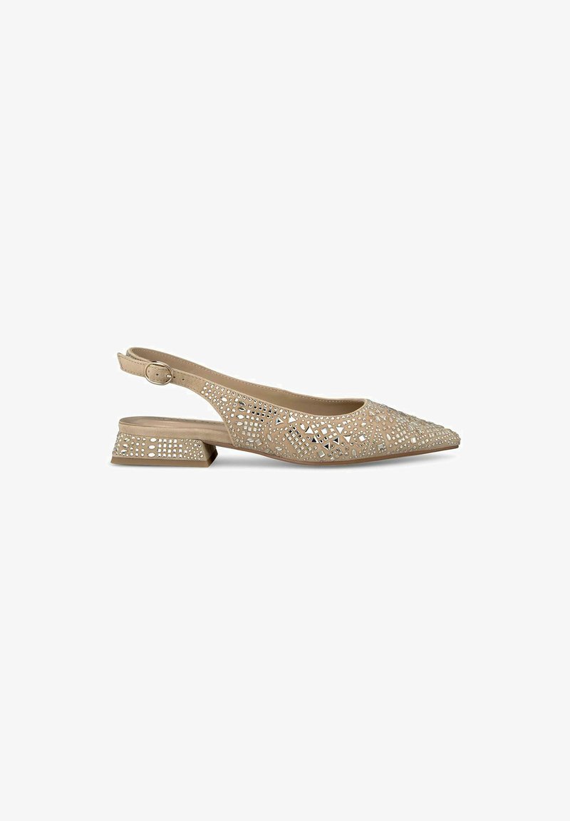 Scarpa slingback beige con punta affusolata, caratterizzata da disegni ritagliati e strass decorativi sulla parte superiore. Tacco basso a blocco.