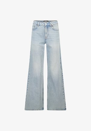 Pantalones vaqueros de pierna ancha en azul claro, confeccionados en denim. Cuentan con una cintura alta, diseño estándar de cinco bolsillos y costuras en contraste a lo largo de las costuras.
