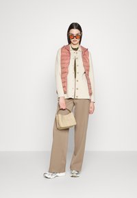 ONLY Tall ONLNEWTAHOE HOOD WAISTCOAT - Colete - burlwood