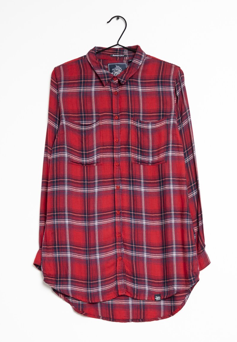 Chemise à carreaux rouge et bleu marine avec col, deux poches poitrine et ourlet arrondi. Fabriquée en tissu doux, avec une texture subtile.