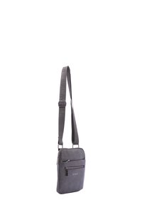 Borsa a tracolla grigia realizzata in materiale sintetico texturizzato. Presenta una tasca con zip sul davanti e una tracolla impreziosita con il marchio. Forma quadrata.