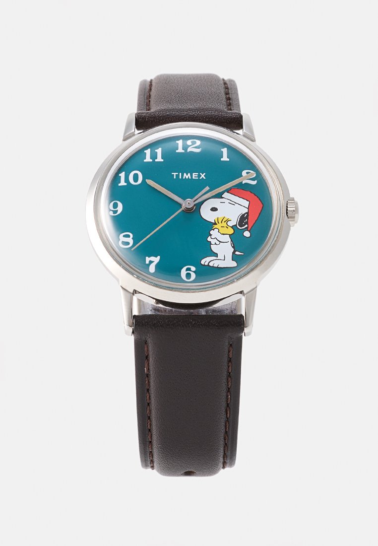 Reloj de pulsera Timex con correa de cuero marrón oscuro, esfera azul verdosa con números blancos y Snoopy con un gorro rojo de Papá Noel sujetando a Woodstock.