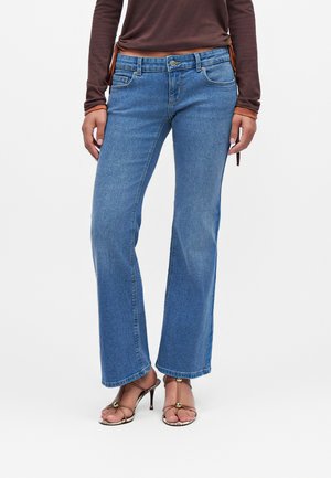 ONLY Petite, ONLLOLA SUPER LOW WAIST FLARED - Дънки Skinny Fit - light blue denim