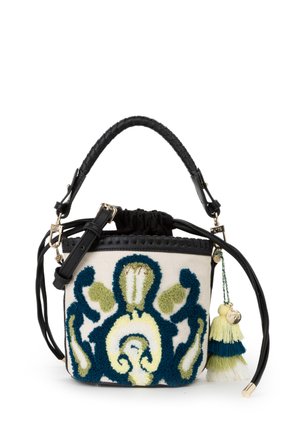 Piccola borsa a secchiello con manico intrecciato nero, motivi astratti blu e verdi, chiusura con coulisse e charm a nappina multicolore sul lato.