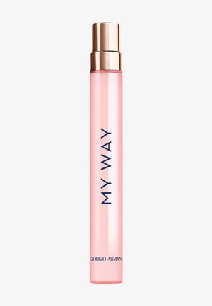 Bouteille de parfum rose, haute et fine, avec un bouchon en or rose, étiquetée "MY WAY" et "GIORGIO ARMANI" sur un fond blanc uni.
