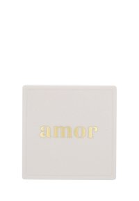 Kvadratisk keramikskål i matt ljusrosa med ordet "amor" i präglad guldtext, med en slät, glansig yta.