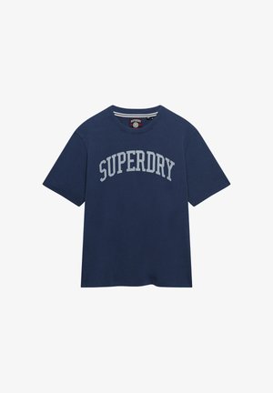 Donkerblauw T-shirt met korte mouwen en een ronde hals met "SUPERDRY" in grote grijze letters over de borst gedrukt.
