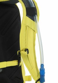 Mochila de hidratación amarilla con correas ajustables, respaldo acolchado negro y tubo de agua transparente con detalles en azul.