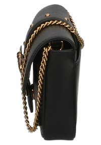 Zwarte leren handtas met een gestructureerde vorm, met gouden accenten en een kettingriem. Gladde textuur met decoratieve studs bovenop.