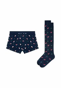 Marineblaue Boxershorts und knielange Socken zeigen ein wiederholtes Muster aus Weihnachtsmützen und Stechpalmen. Hergestellt aus weichem Material für Komfort.