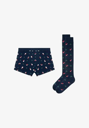 Boxer blu navy e calzini al ginocchio presentano un motivo ripetuto di cappelli di Babbo Natale e agrifoglio. Realizzati in materiale morbido per il massimo comfort.