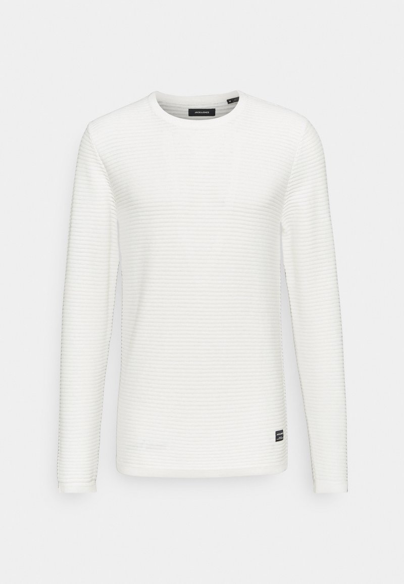 T-shirt blanc à manches longues et col rond avec une texture côtelée horizontale subtile et une petite étiquette noire près de l'ourlet inférieur.