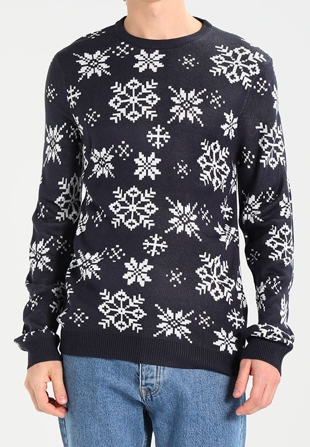 Pull en maille bleu marine avec motifs flocons de neige blancs, poignets et ourlet côtelés. Coupe confortable avec un col rond classique.