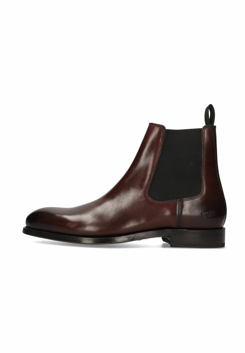 Bota Chelsea de cuero marrón con paneles laterales elásticos y un tirador, con un acabado suave y una silueta elegante. Suela plana de goma.
