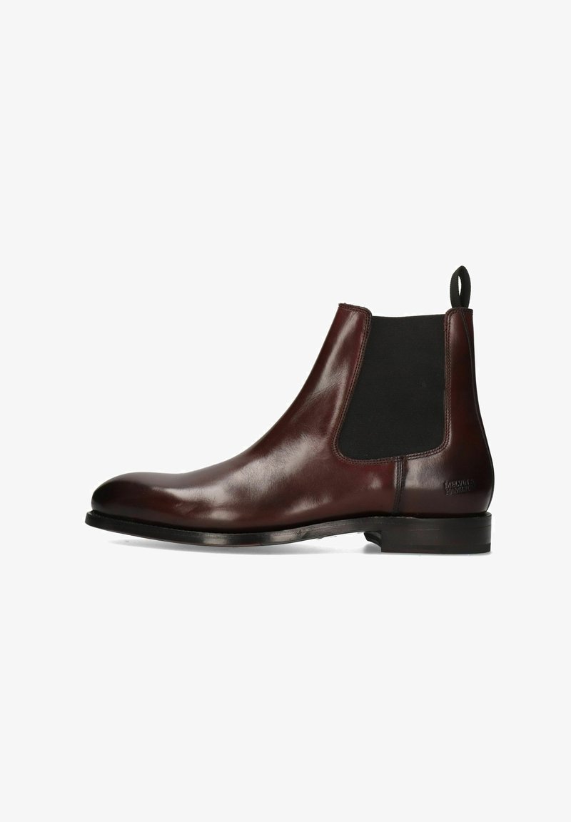 Bota Chelsea de cuero marrón con paneles laterales elásticos y un tirador, con un acabado suave y una silueta elegante. Suela plana de goma.