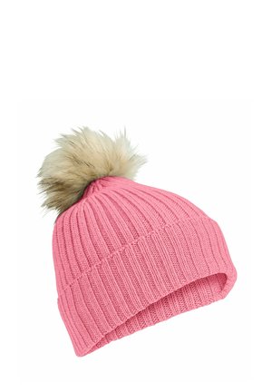 Roze gebreide muts met geribd patroon en een grote beige faux fur pompon bovenop, getoond tegen een witte achtergrond.