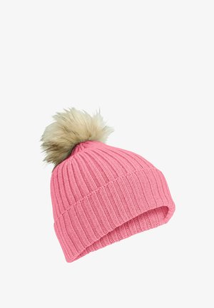 Bonnet tricoté rose avec motif côtelé et grand pompon en fausse fourrure beige sur le dessus, présenté sur fond blanc.