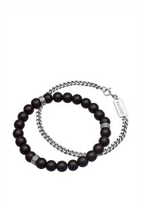 Schwarzes Perlenarmband mit einer silbernen Kette, ausgestattet mit mattschwarzen Perlen, einem dekorativen silbernen Akzent und einem Verschluss mit Markenzeichen.