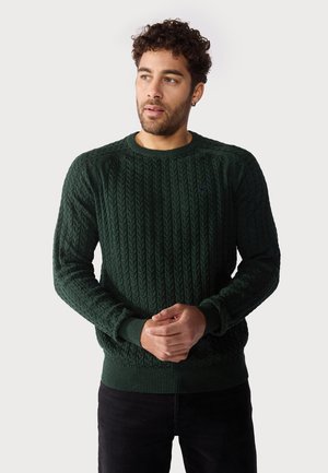 Pull en maille vert avec un motif de câble texturé, col rond et poignets et ourlet côtelés. Coupe classique sans embellissements.
