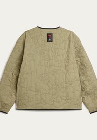 Kurtka pikowana w olivkowym kolorze z przeszytymi abstrakcyjnymi wzorami, okrągłym dekoltem i czarnymi wykończeniami. Zawiera wewnętrzną metkę z logo.