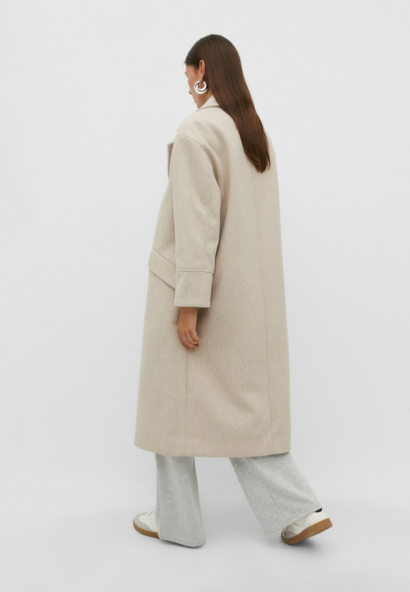 Stradivarius OVERSIZE SOFT-TOUCH - Klassischer Mantel - beige 