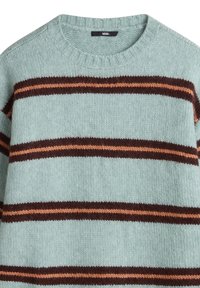 Pull en maille bleu clair avec de larges rayures horizontales marron et de fines rayures orange, col rond côtelé.