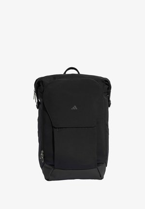 Sort rygsæk med en glat stofoverflade, lynlåslomme foran, top håndtag og skulderremme; minimalistisk design med en logoaccents.