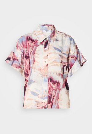 Bluza s kratkim rukavima i gumbima, ovratnikom, s apstraktnim akvarelnim uzorkom u ljubičastim, bež i svijetloplavim tonovima.