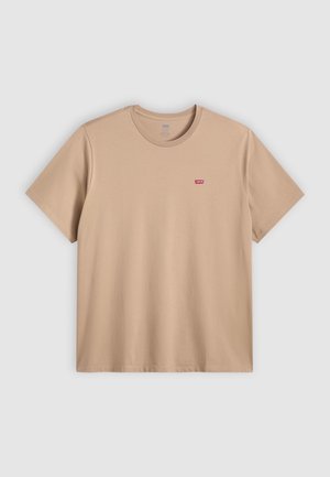 Beżowy t-shirt z krótkim rękawem i okrągłym dekoltem, z małym czerwonym logo Levi's po lewej stronie na piersi, rozłożony na jasnoszarym tle.