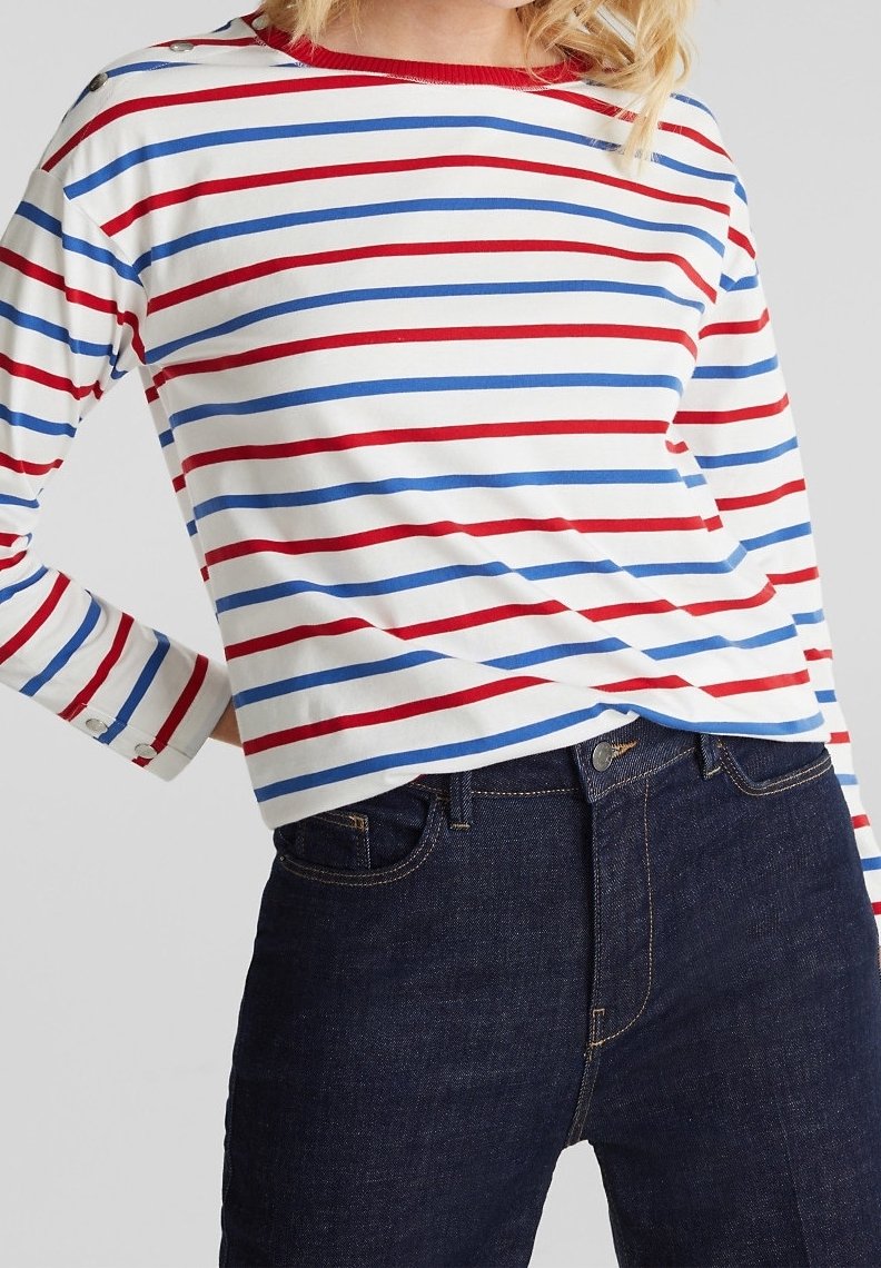 Camicia a maniche lunghe a righe con righe orizzontali rosse e blu su uno sfondo bianco, con bottoni sulle maniche e una vestibilità rilassata.