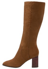 Bottes montantes en daim marron avec un talon bloc épais orné d'un accent rouge marbré. Texture lisse et design à bout effilé.